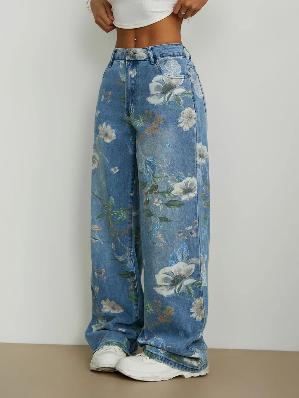 European and American-style women's printed wide-leg jeans, fashionable blue denim pants.