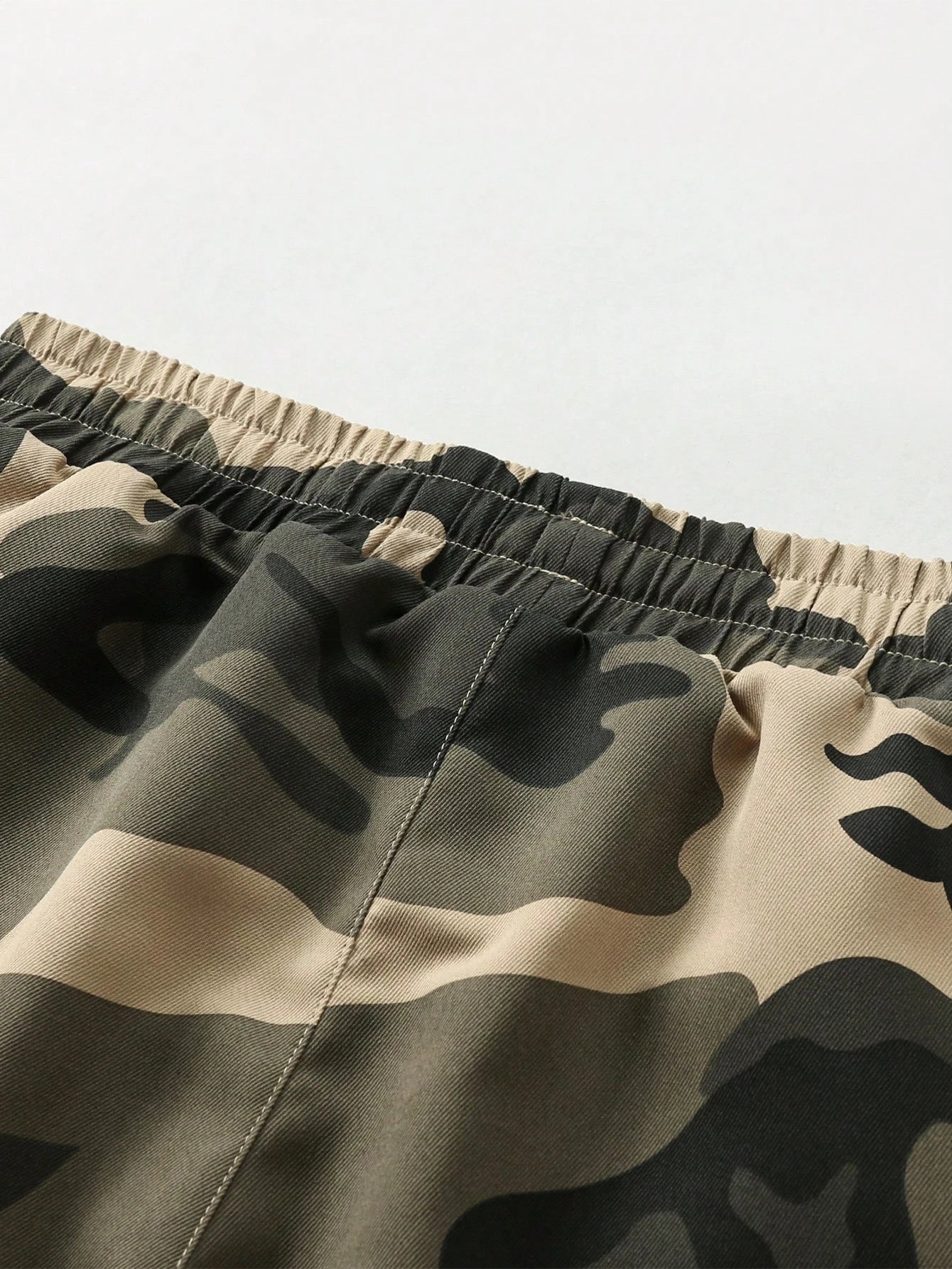 Sophisticated Men's Casual Cargo Pants: Crafted from soft, comfortable, non-stretch woven fabric. Features a dual-function elast