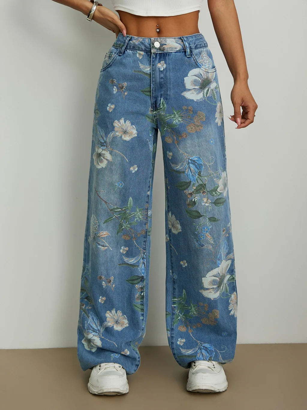 European and American-style women's printed wide-leg jeans, fashionable blue denim pants.