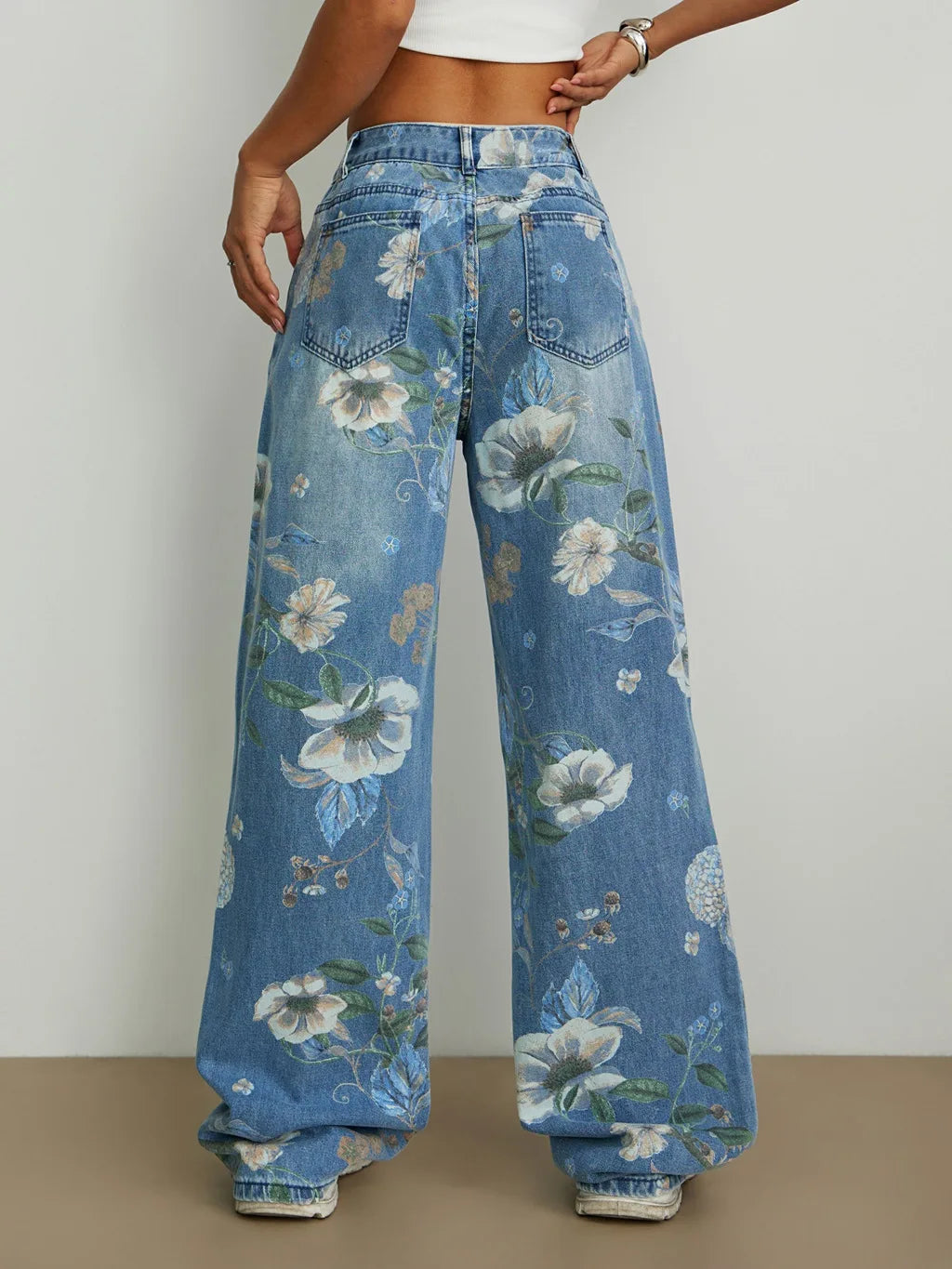 European and American-style women's printed wide-leg jeans, fashionable blue denim pants.