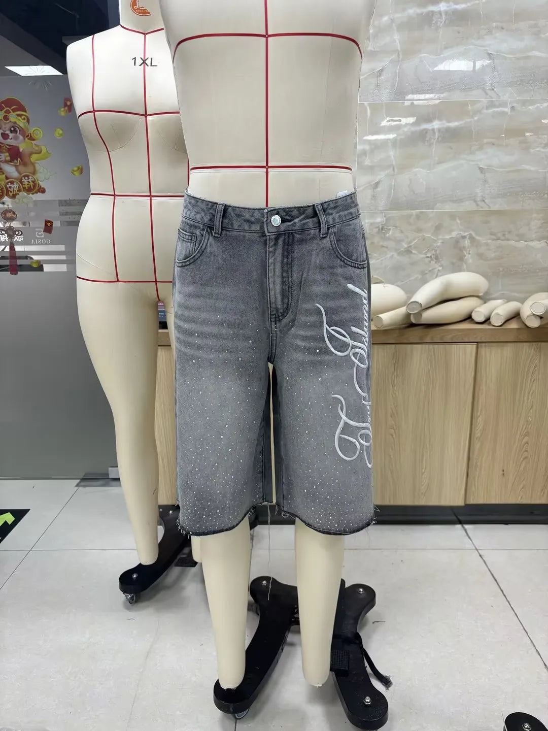 Summer Fashion Denim Shorts for Men Knee Length Casual Letter Embroidered Shiny Rhinestone Decor Jeans Shorts with Pockets