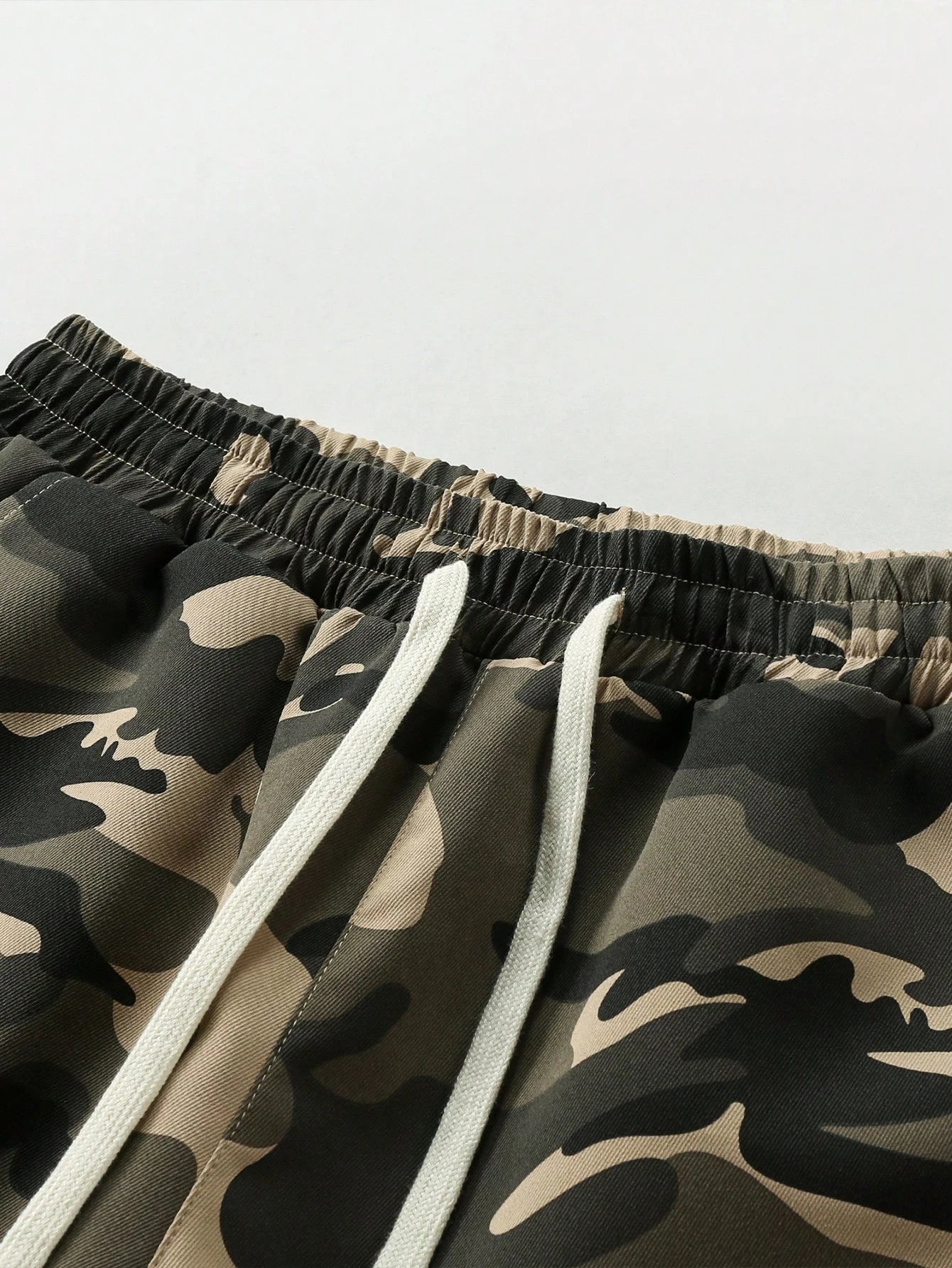 Sophisticated Men's Casual Cargo Pants: Crafted from soft, comfortable, non-stretch woven fabric. Features a dual-function elast